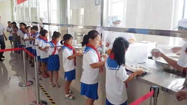 某小學學生正在排隊打餐 某小學學生正在排隊打餐