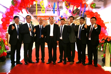 薦董與開業(yè)團隊合影 薦董與開業(yè)團隊合影