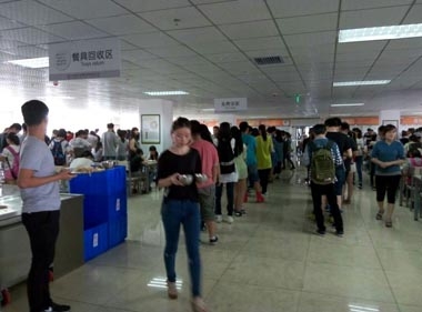 某知名培訓(xùn)機(jī)構(gòu)餐廳開餐現(xiàn)場(chǎng) 某知名培訓(xùn)機(jī)構(gòu)餐廳開餐現(xiàn)場(chǎng)