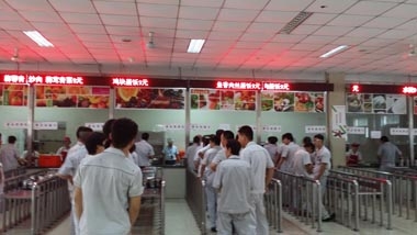 某知名培訓(xùn)機(jī)構(gòu)餐廳開餐現(xiàn)場(chǎng) 某知名培訓(xùn)機(jī)構(gòu)餐廳開餐現(xiàn)場(chǎng)