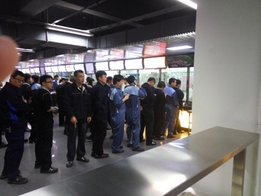 甲方員工排隊(duì)選購 甲方員工排隊(duì)選購