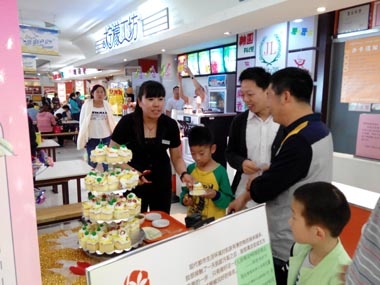濟(jì)南銀座美食廣場向顧客贈(zèng)送蛋糕