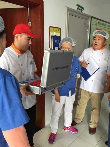 甲方員工觀看餐廳的農(nóng)殘檢測(cè) 甲方員工觀看餐廳的農(nóng)殘檢測(cè)