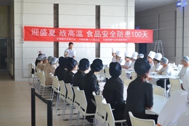 天津大眾餐廳員工正在進(jìn)行食品安全知識(shí)搶答 天津大眾餐廳員工正在進(jìn)行食品安全知識(shí)搶答